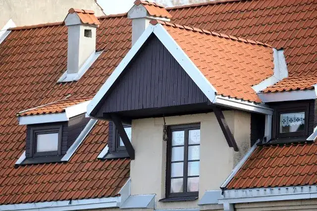 Zdjęcie Jaką dachówkę wybrać: ceramiczna czy betonowa - kluczowe różnice