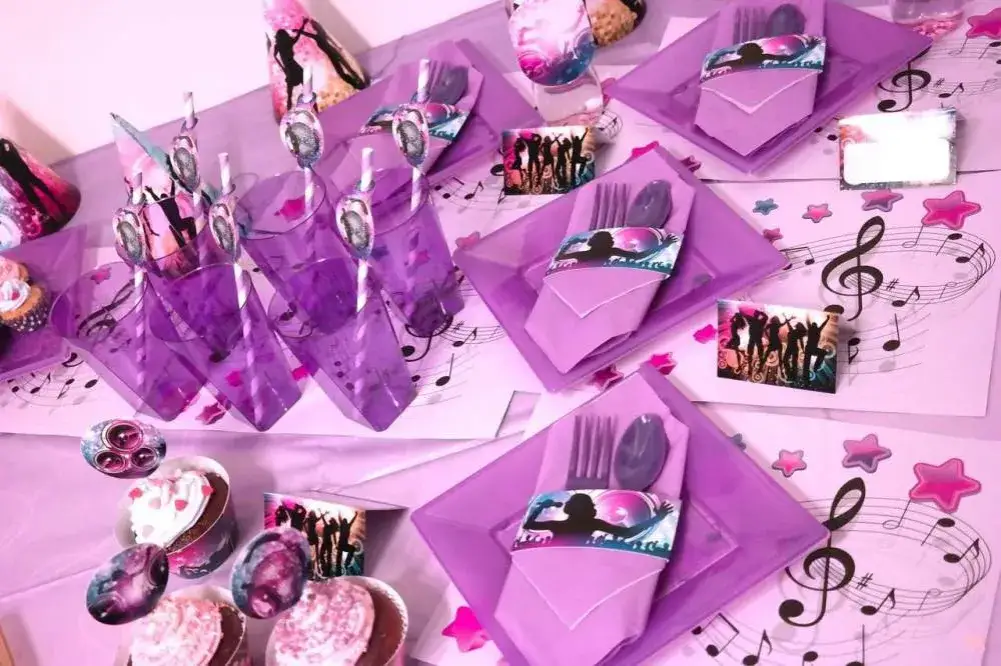 Zdjęcie Jak przystroić stół na 18 urodziny, aby zachwycić gości i stworzyć atmosferę