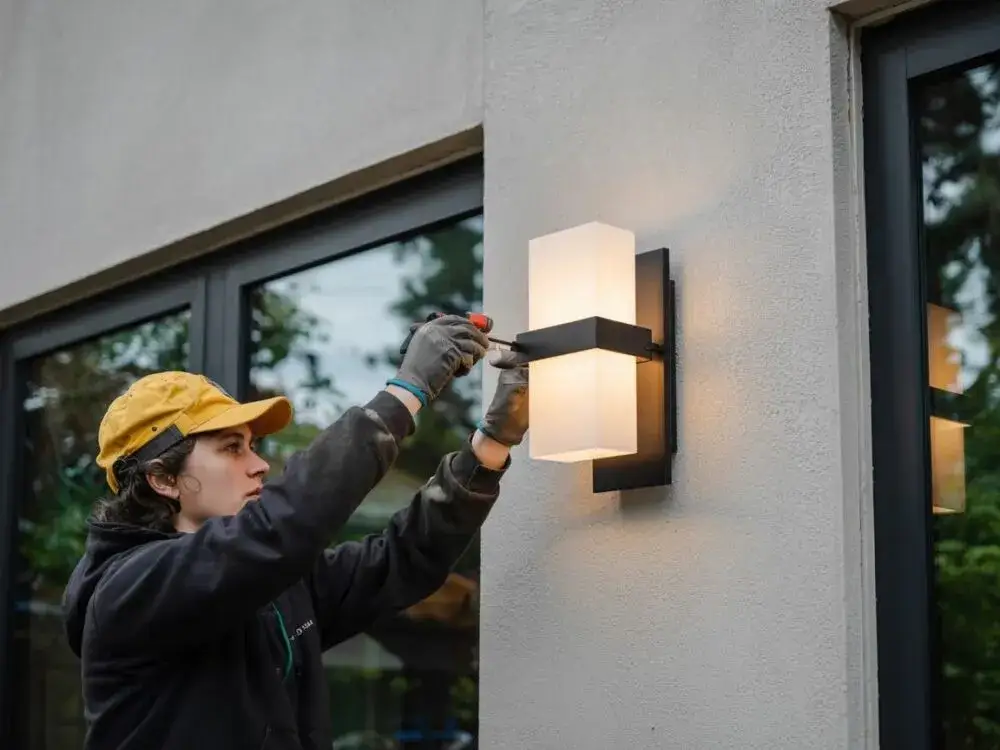 Zdjęcie Jak zamontować lampę na elewacji - uniknij najczęstszych błędów