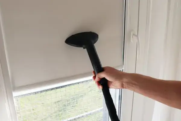 Zdjęcie Jak wyprać rolety materiałowe bez uszkodzeń i skutecznie je odświeżyć