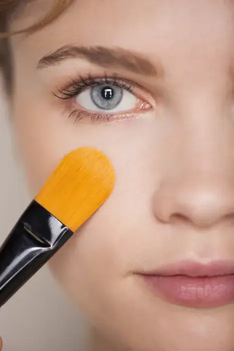 Zdjęcie Jak prawidłowo nakładać korektor pod oczy, aby ukryć cienie i zmęczenie