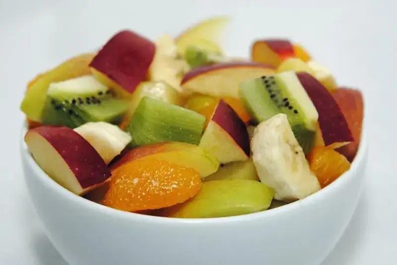 Zdjęcie Ile kalorii ma sałatka owocowa? Sprawdź, co wpływa na jej kaloryczność.