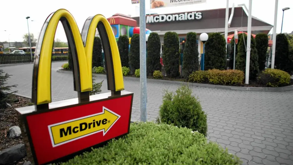 Zdjęcie Pierwszy w Polsce McDonald's – jak otwarcie zmieniło kraj