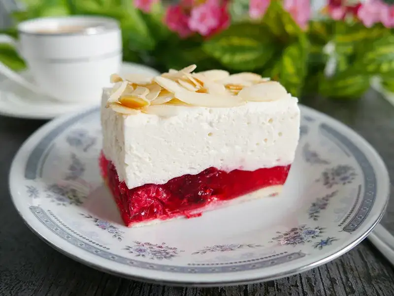 Zdjęcie Przepis na ciasto malinowa chmurka z bezą, które zachwyci każdego