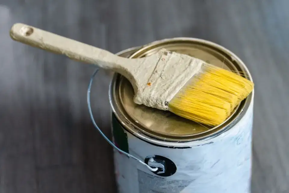 Zdjęcie Jak bezpiecznie wyrzucić stare farby? Poznaj ekologiczne metody