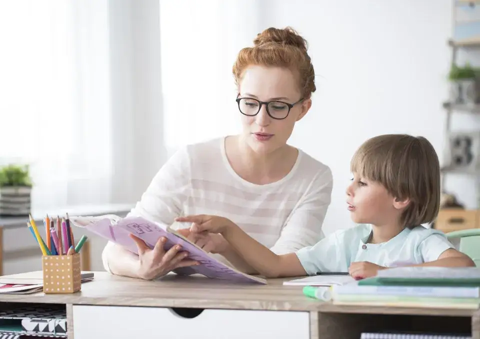 Zdjęcie Czy nauczyciel może uczyć swoje dziecko? Zrozumienie dylematów etycznych