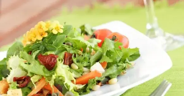 Zdjęcie Jak udekorować sałatkę jarzynową, by zaskoczyć gości i zachwycić smakiem