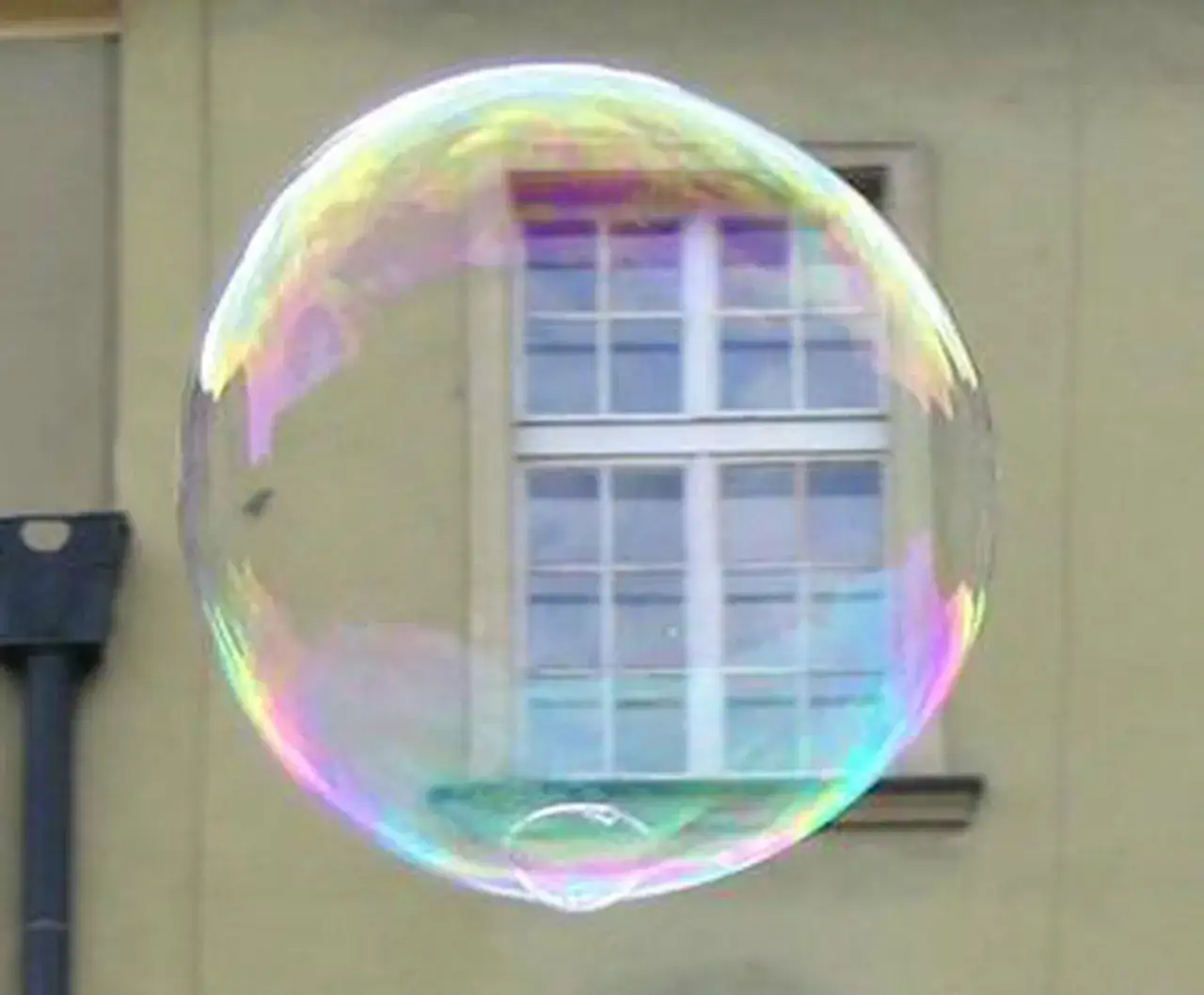 Zdjęcie Piłka jak bańka mydlana: fascynujące zjawisko fizyczne i jego tajemnice