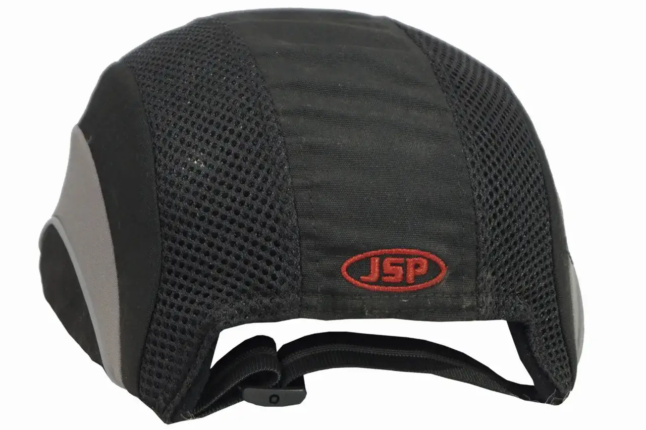 Zdjęcie Czapka jak hełm – czy to moda czy funkcjonalność? Poznaj jej zastosowania i rodzaje