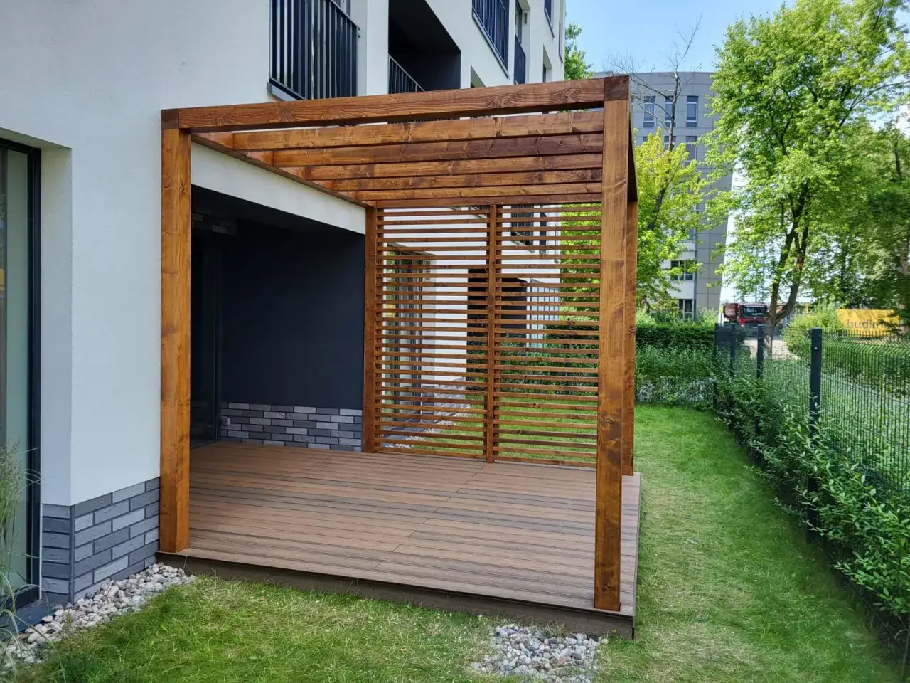 Zdjęcie Ile naprawdę kosztuje montaż pergoli - poznaj wszystkie składowe ceny