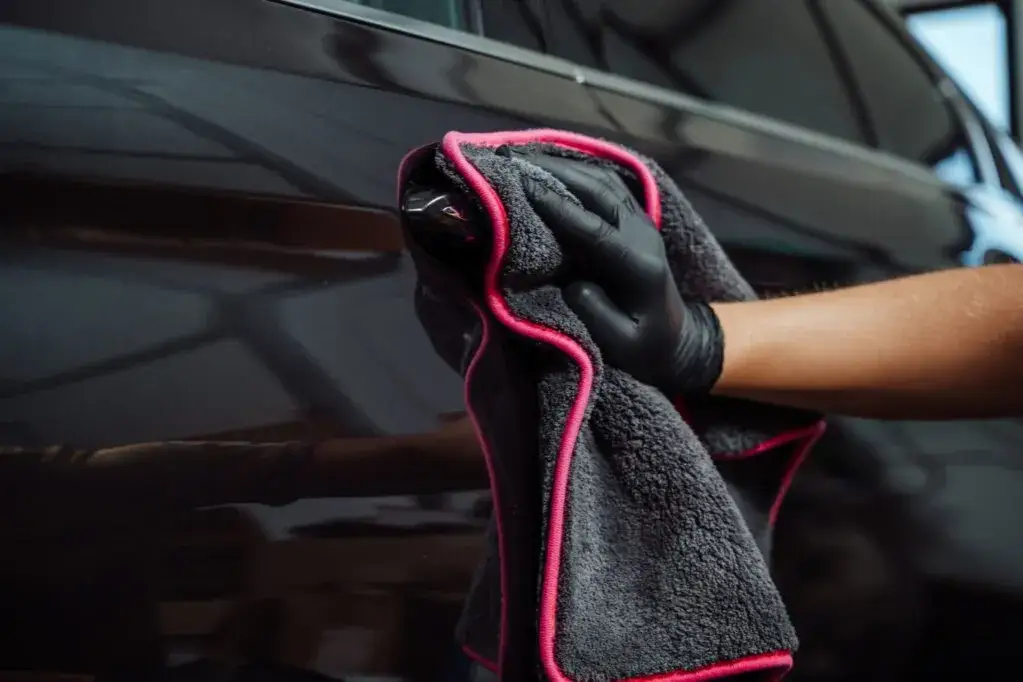 Zdjęcie Czy po woskowaniu płukać auto? Kluczowe informacje, aby uniknąć uszkodzeń