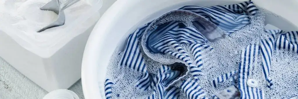 Zdjęcie Jak stosować wybielacz w pralce, aby uniknąć uszkodzeń tkanin