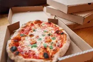 Zdjęcie Ile kalorii ma pizza 32 cm? Sprawdź, ile naprawdę jesz i uniknij błędów!