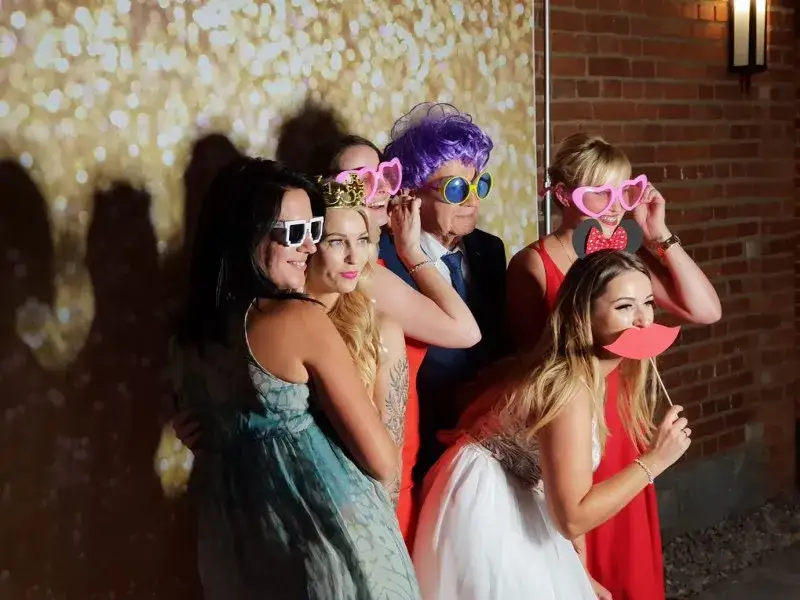 Zdjęcie Fotobudka Wrocław: Wybierz Idealną na Wesele i Event! Ceny