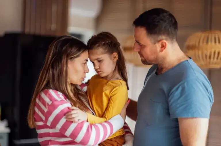 rodzice rozmawiają z dzieckiem o rozwodzie