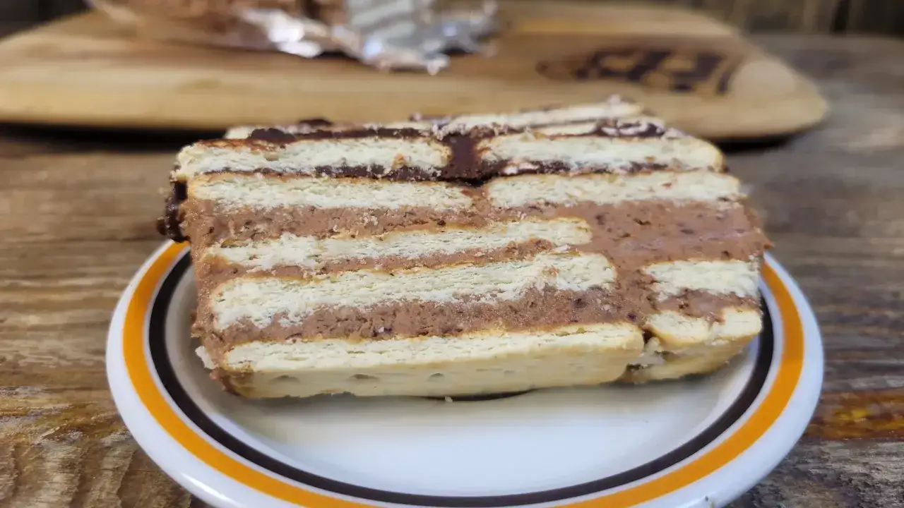 Warstwowe ciasto z kremem czekoladowym i herbatnikami, idealne na szybkie przepisy na ciasto z herbatnikami.