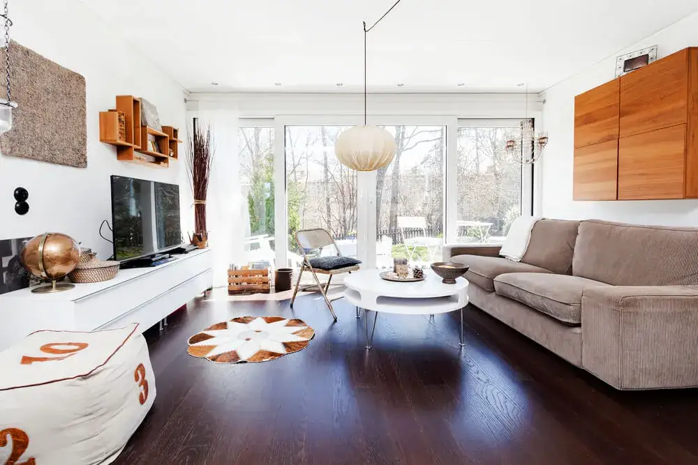 białe meble ciemna podłoga inspiracje