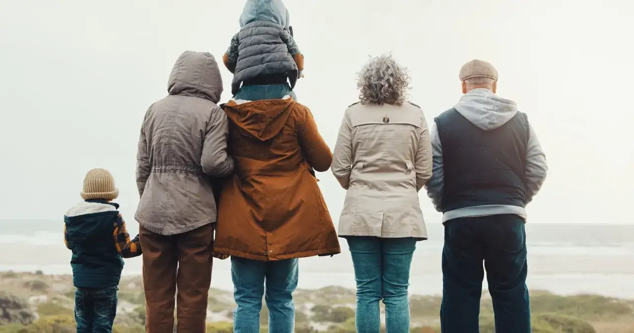Rodzina z dziećmi z poprzedniego związku, patrząca na morze. Czasem bywają kłótnie o dzieci z poprzedniego związku, ale dziś jest spokój.