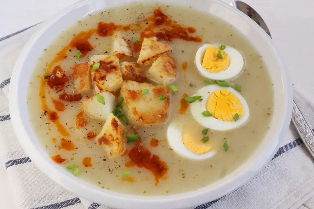 Wegetariański barszcz biały z jajkiem i ziemniakami