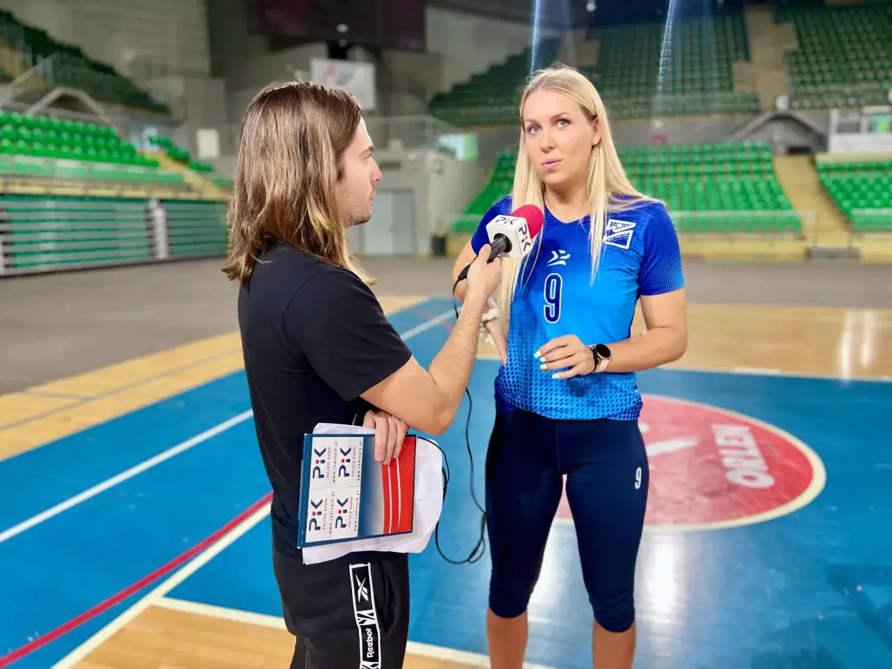 Wywiad z zawodniczką Pałac Bydgoszcz skład. Dziennikarz z mikrofonem Polskiego Radia PiK pyta o wrażenia po meczu.