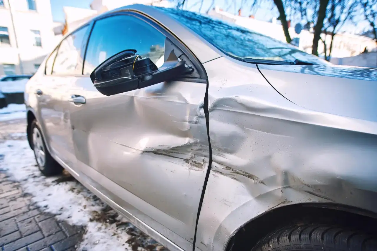 Wgniecione drzwi samochodu po kolizji. Zastanawiasz się, ile odszkodowania za wgniecione drzwi samochodu możesz uzyskać?