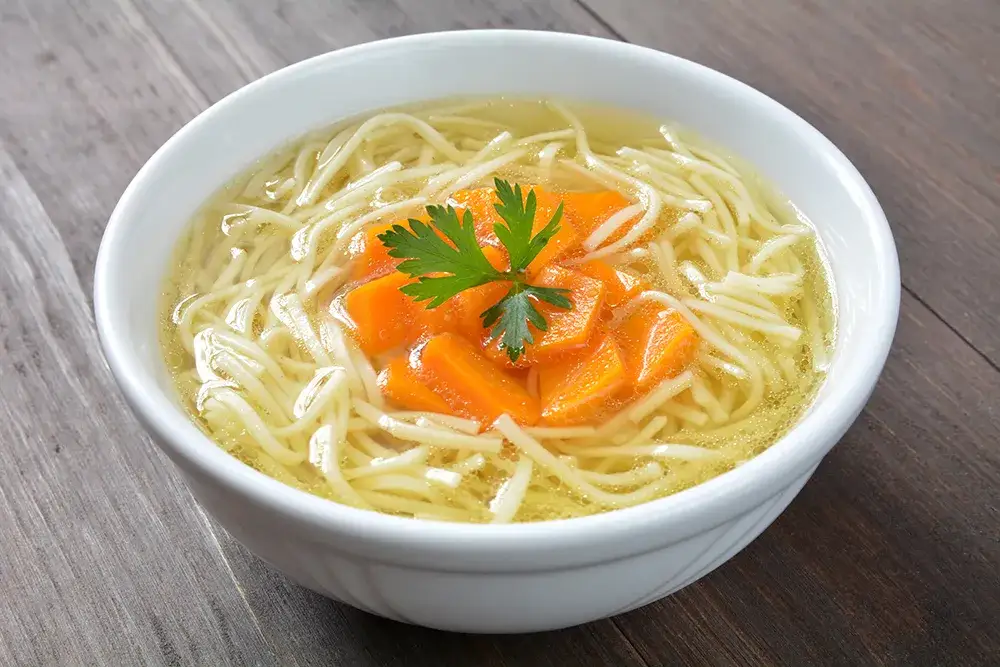 tradycyjny polski ros&oacute;ł z makaronem