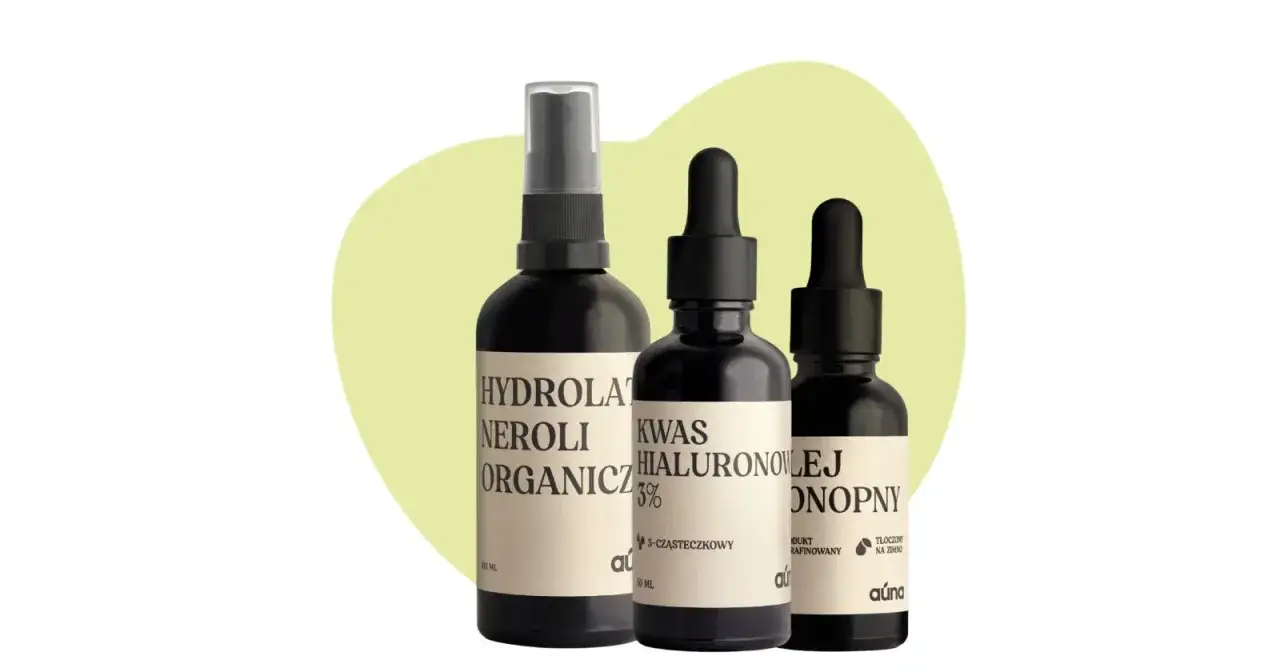 Kwas hialuronowy 3% w buteleczce z pipetą, obok hydrolatu i olejku. Dowiedz się, jak stosować kwas hialuronowy dla nawilżonej skóry.
