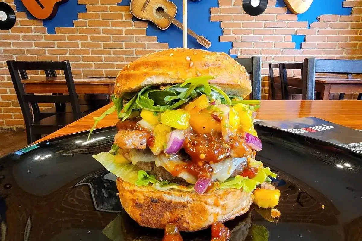 Pyszny burger z mango i rukolą. Idealne miejsce, gdzie zjeść w Legnicy, by poczuć rock and rolla.