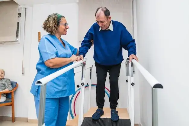 Pacjent na zabiegach fizjoterapeutycznych rehabilitacja ambulatoryjna