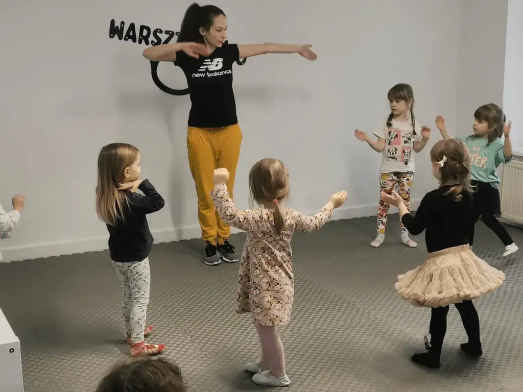 dzieci na zajęciach tanecznych r&oacute;żne style