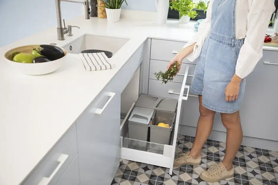 kuchnia szafki nóżki przed cokołem