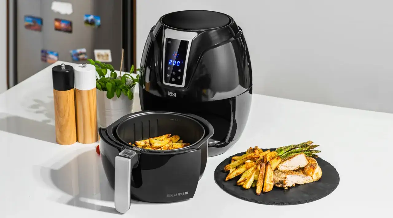 Frytki w koszyku frytkownicy beztłuszczowej