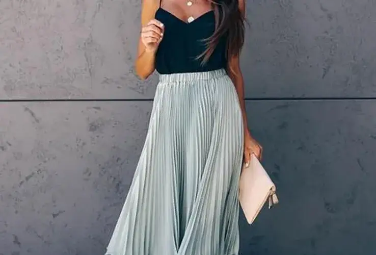 elegancka stylizacja z plisowaną spódnicą na wesele