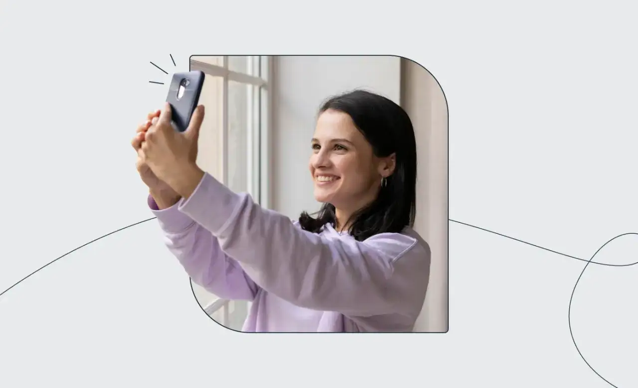 osoba robiąca zdjęcie do dowodu smartfonem w domu