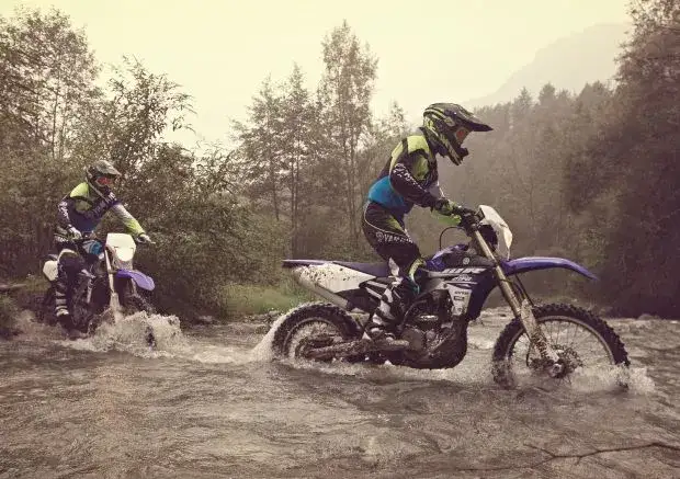motocykl enduro w terenie początkujący