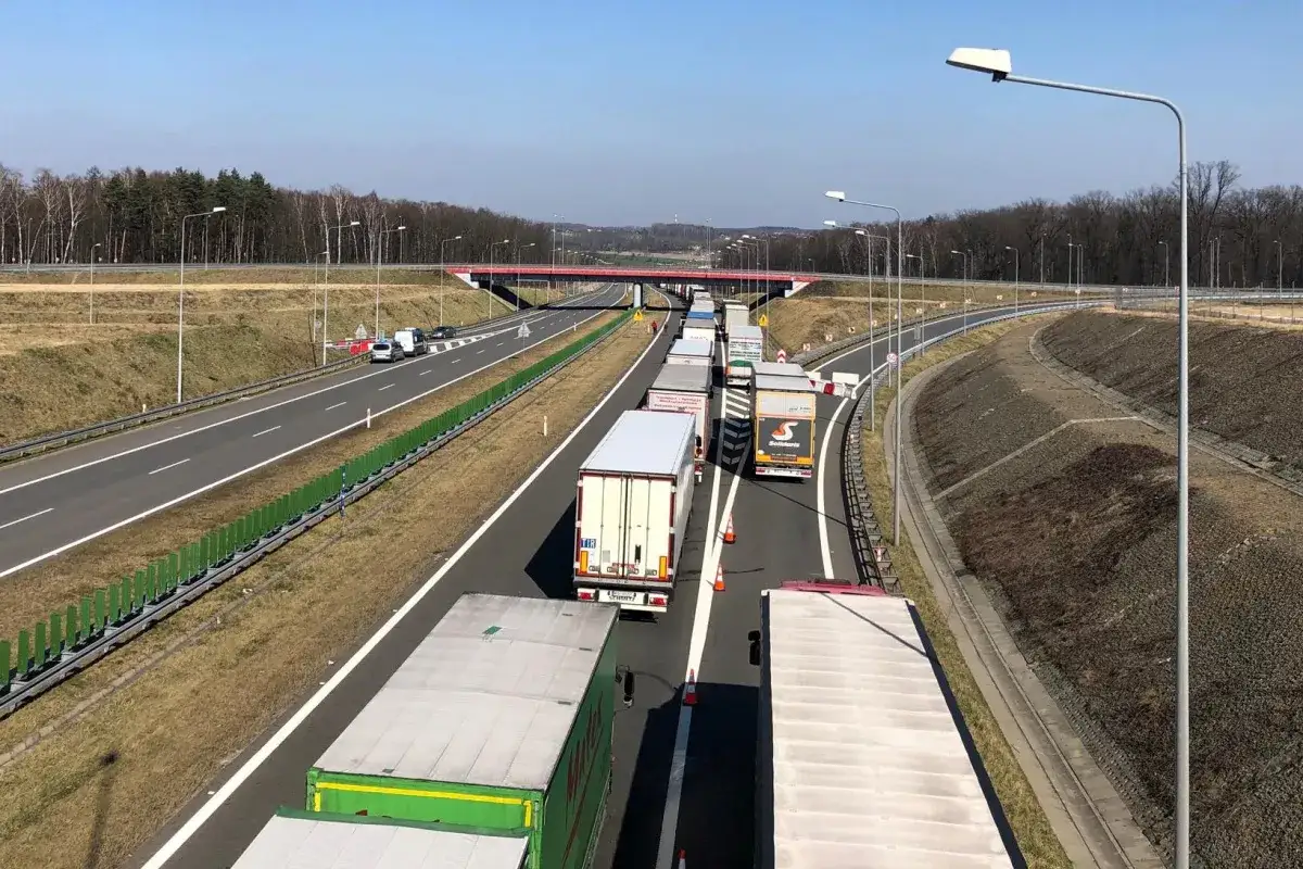 Korek ciężarówek na drodze. Informacje drogowe Cieszyn: utrudnienia na autostradzie.