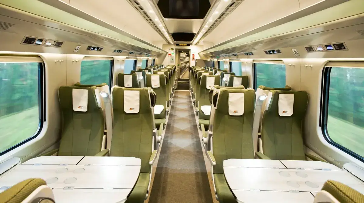 PKP Intercity pierwsza klasa vs druga klasa por&oacute;wnanie wnętrza