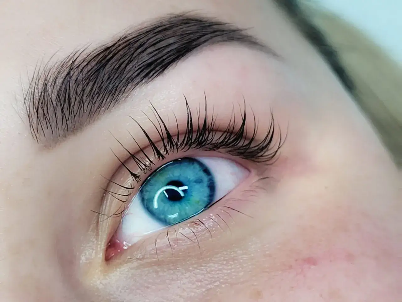 porównanie henny klasycznej i pudrowej na brwiach