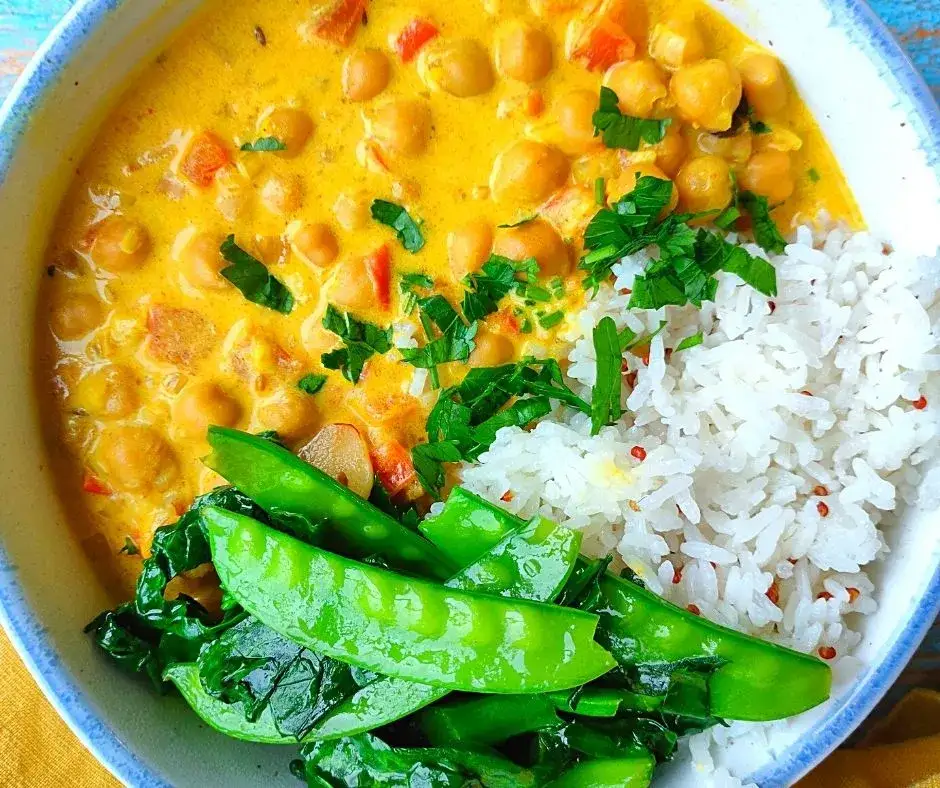 Wegańskie curry z ciecierzycą i mleczkiem kokosowym