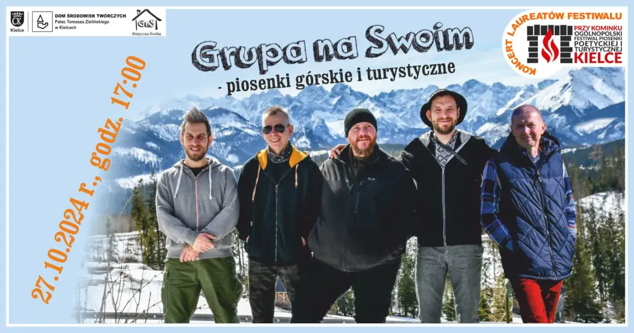 Grupa turyst&oacute;w na szlaku g&oacute;rskim śpiewająca piosenki
