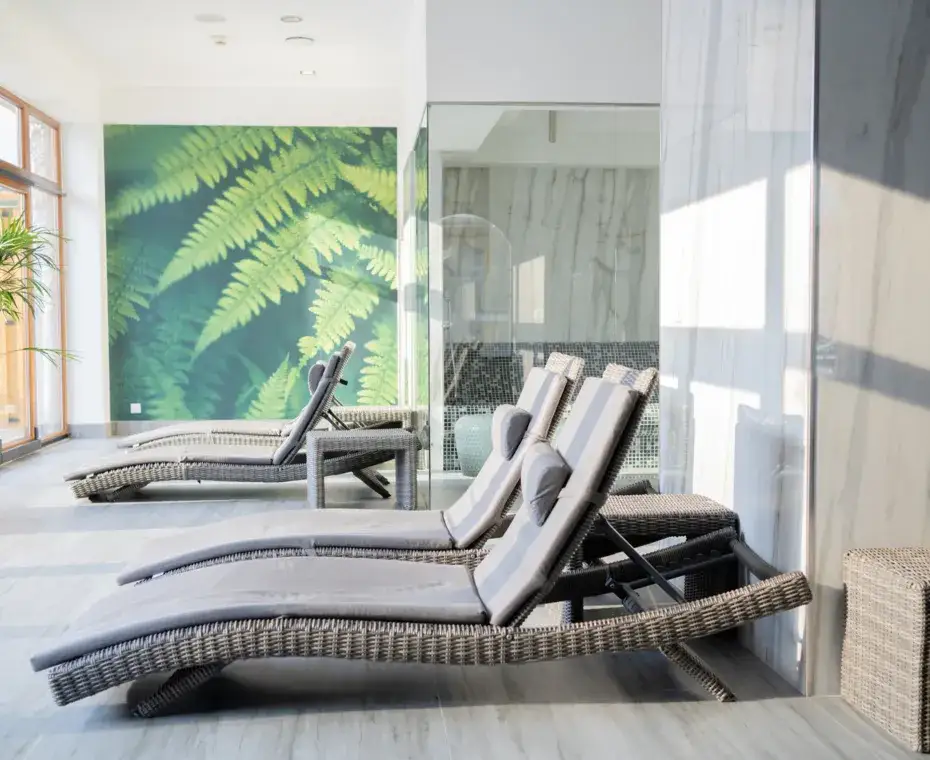 strefa relaksu w spa z leżakami