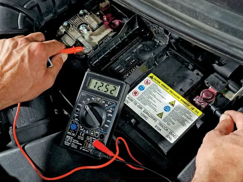 Zdjęcie Czy ładowarka samochodowa może rozładować akumulator? Oto prawda