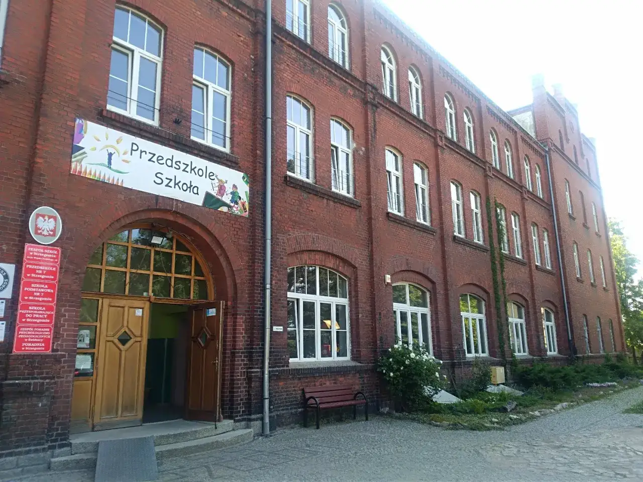 poradnia psychologiczno-pedagogiczna budynek, psycholog z dzieckiem