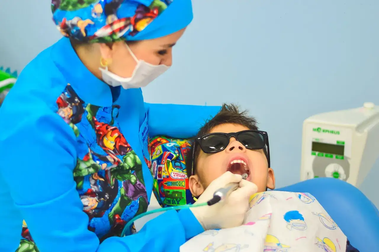 dziecko bawi się w dentystę