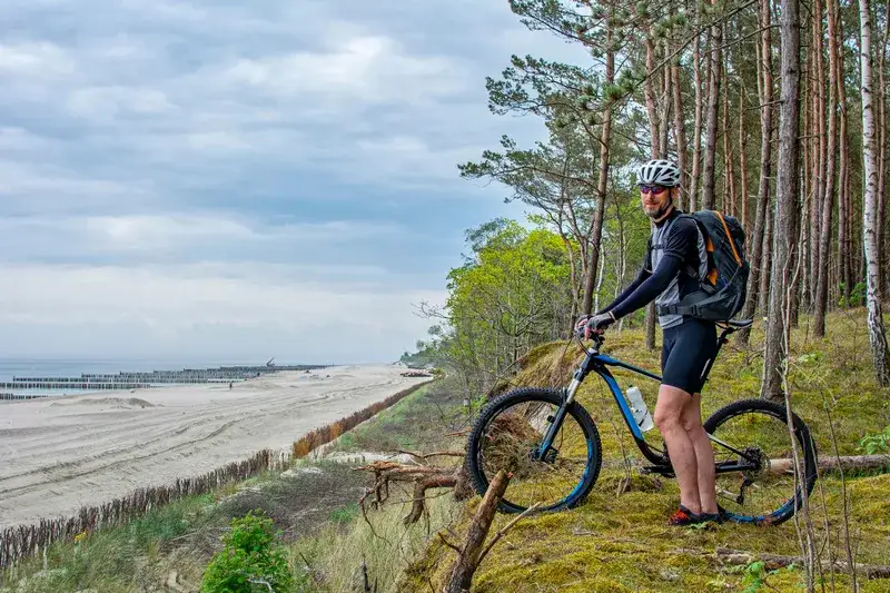 Rowerzysta na ścieżce rowerowej nad morzem