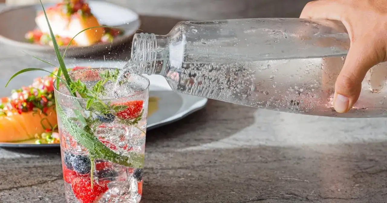 Orzeźwiający drink z wodą gazowaną, owocami i ziołami. Idealny na upalne dni.