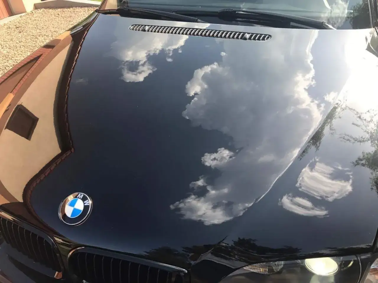 czarny lakier samochodu przed i po woskowaniu