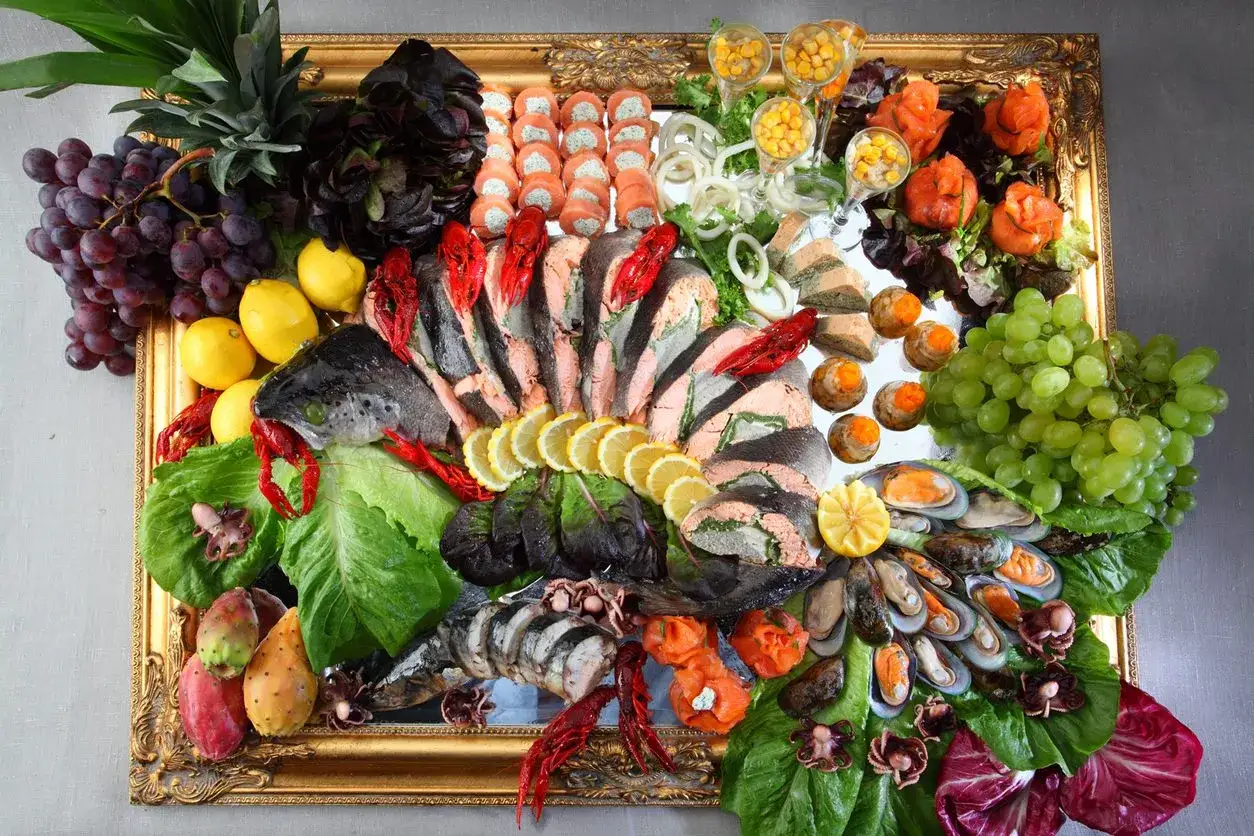 Bogactwo zimnych przekąsek na grilla: łosoś, krewetki, małże, owoce morza, winogrona, cytryny, figi i inne.