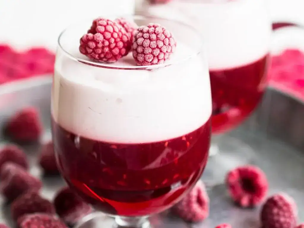 Desery z mrożonymi owocami i galaretką