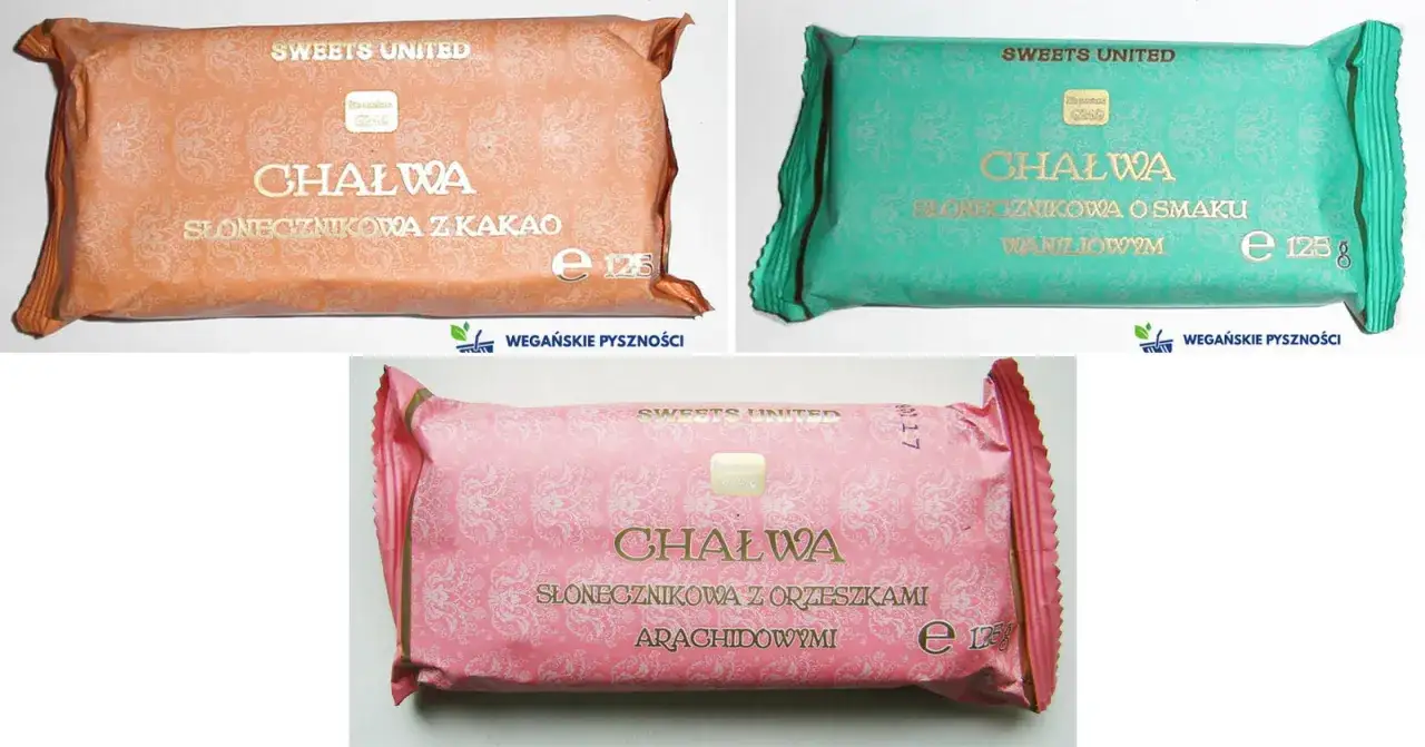 Trzy opakowania chałwy: słonecznikowa z kakao, waniliowa i z orzeszkami arachidowymi. Wszystkie są wegańskie, co potwierdza napis 